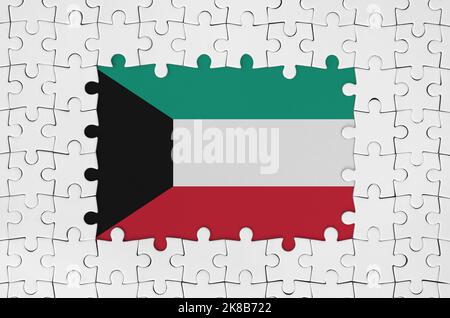 Kuwait-Flagge im Rahmen von weißen Puzzleteilen mit fehlenden zentralen Teilen Stockfoto