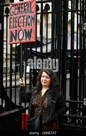 London, Großbritannien. 22. Okt 2022. Ein einflüchsterer Protestler ruft zu einer Parlamentswahl vor den Toren der Downing Street, Westminster, auf. Kredit: michael melia/Alamy Live Nachrichten Stockfoto