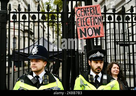 London, Großbritannien. 22. Okt 2022. Ein einflüchsterer Protestler ruft zu einer Parlamentswahl vor den Toren der Downing Street, Westminster, auf. Kredit: michael melia/Alamy Live Nachrichten Stockfoto