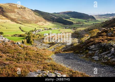 Schieferweg durch den stillgelegten Steinbruch Rhiw Fachno oberhalb des Dorfes im Tal von Snowdonia. CWM Penmachno, Betws-y-Coed, Conwy, North Wales, Großbritannien, Großbritannien Stockfoto