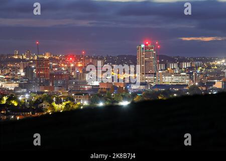 Blick über das Stadtzentrum von Leeds bei Sonnenaufgang Stockfoto