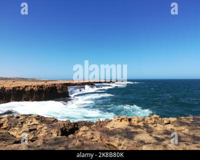 Quobba Blow Holes Wellen und sprühen bei windigem Wetter in Western Australia Coral Bay Stockfoto