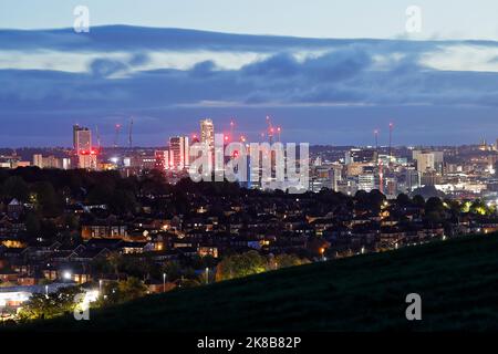 Blick über das Stadtzentrum von Leeds bei Sonnenaufgang Stockfoto