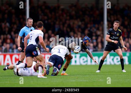 Jack Nowell von Exeter Chiefs wird während des Spiels der Gallagher Premiership in Sandy Park, Exeter, von Saracens' Mako Vunipola angegangen. Bilddatum: Samstag, 22. Oktober 2022. Stockfoto