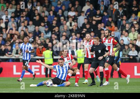 Lee Gregory #9 von Sheffield Mittwoch wird von Matty Virtue #26 von Lincoln City während des Sky Bet League 1-Spiels Lincoln City gegen Sheffield Mittwoch im Gelder Group Sincil Bank Stadium, Lincoln, Großbritannien, 22.. Oktober 2022 auf den Boden gezogen (Foto von Arron Gent/Nachrichtenbilder) Stockfoto