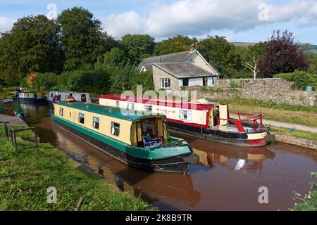 Narrowboats auf dem Monmouthshire und dem Brecon Canal in Llangattock, Powys, Wales. Stockfoto