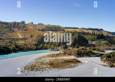 Atemberaubende Aussicht auf die Rakaia Gorge Bridge und den Rakaia River im Landesinneren von Canterbury auf Neuseelands Südinsel. Berge im Hintergrund. Stockfoto