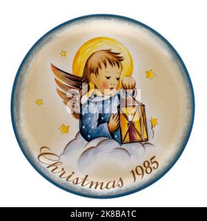 Vintage Schwester Berta Hummel Weihnachtsteller von 1985 mit dem Titel Himmlisches Licht, isoliert auf Weiß. Stockfoto