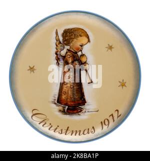 Vintage Schwester Berta Hummel Weihnachtsteller von 1972 mit dem Titel Engel mit Flöte, isoliert auf Weiß. Stockfoto