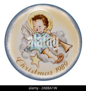 Vintage Schwester Berta Hummel Weihnachtsteller aus dem Jahr 1989 mit dem Titel Angelic Musician, isoliert auf Weiß. Stockfoto