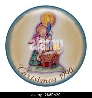 Vintage Schwester Berta Hummel Weihnachtsteller von 1990 mit dem Titel Angel's Light, isoliert auf Weiß. Stockfoto