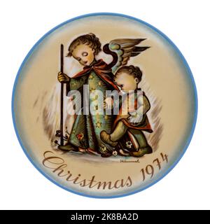 Vintage Schwester Berta Hummel Weihnachtsteller von 1974 mit dem Titel Guardian Angel, isoliert auf Weiß. Stockfoto