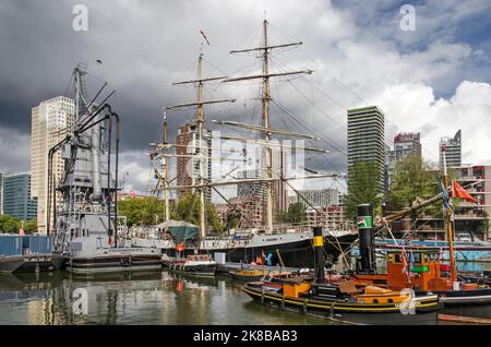 Rotterdam , Niederlande, 27. September 2022: Historisches Dreimast-Segelboot so weit wie ein Getreideaufzug im maritimen Freilichtmuseum in Leuveh