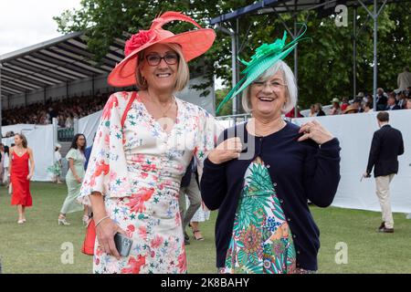 Die Henley Royal Regatta, eine jährliche Ruderveranstaltung, findet auf der Themse statt. Im Bild: Besucher sehen gut angezogen zu kommen. Bild aufgenommen am 2.. Juli Stockfoto