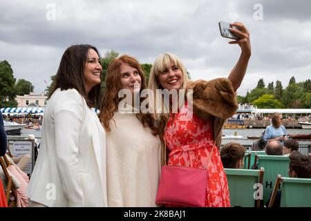 Die Henley Royal Regatta, eine jährliche Ruderveranstaltung, findet auf der Themse statt. Im Bild: Besucher sehen gut angezogen zu kommen. Bild aufgenommen am 2.. Juli Stockfoto