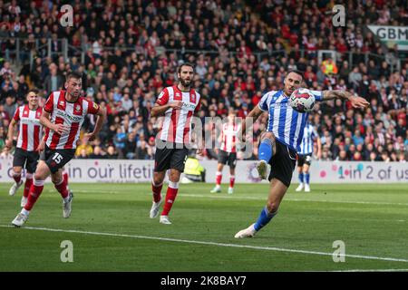 Lincoln, Großbritannien. 22. Oktober 2022. Lee Gregory #9 of Sheffield Wednesday versucht, den Ball in der Lincoln Box während des Sky Bet League 1-Spiels Lincoln City gegen Sheffield am Mittwoch im Gelder Group Sincil Bank Stadium, Lincoln, Großbritannien, 22.. Oktober 2022 (Foto von Arron Gent/News Images) in Lincoln, Großbritannien am 10/22/2022 zu kontrollieren. (Foto von Arron Gent/News Images/Sipa USA) Quelle: SIPA USA/Alamy Live News Stockfoto