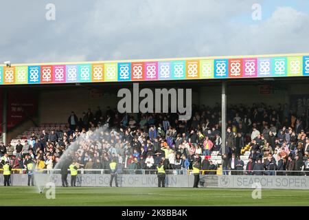 Lincoln, Großbritannien. 22. Oktober 2022. Sheffield Wednesday Fans im Auswärtsspiel während des Sky Bet League 1-Spiels Lincoln City gegen Sheffield Wednesday im Gelder Group Sincil Bank Stadium, Lincoln, Großbritannien, 22.. Oktober 2022 (Foto von Arron Gent/News Images) in Lincoln, Großbritannien am 10/22/2022. (Foto von Arron Gent/News Images/Sipa USA) Quelle: SIPA USA/Alamy Live News Stockfoto