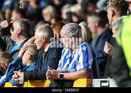 Lincoln, Großbritannien. 22. Oktober 2022. Sheffield-Fans beobachten das Spiel der Sky Bet League 1 Lincoln City gegen Sheffield Mittwoch im Gelder Group Sincil Bank Stadium, Lincoln, Großbritannien, 22.. Oktober 2022 (Foto von Arron Gent/News Images) in Lincoln, Großbritannien am 10/22/2022. (Foto von Arron Gent/News Images/Sipa USA) Quelle: SIPA USA/Alamy Live News Stockfoto