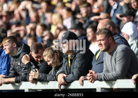 Lincoln, Großbritannien. 22. Oktober 2022. Sheffield-Fans beobachten das Spiel der Sky Bet League 1 Lincoln City gegen Sheffield Mittwoch im Gelder Group Sincil Bank Stadium, Lincoln, Großbritannien, 22.. Oktober 2022 (Foto von Arron Gent/News Images) in Lincoln, Großbritannien am 10/22/2022. (Foto von Arron Gent/News Images/Sipa USA) Quelle: SIPA USA/Alamy Live News Stockfoto