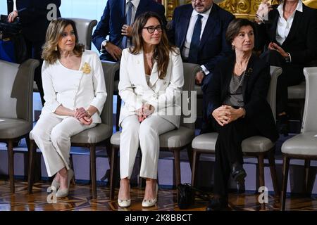 Rom, Italien. 22. Oktober 2022. ROM, ITALIEN - 22. OKTOBER: Maria Elisabetta Alberti Casellati Ministro delle Riforme Istitzionali Alessandra Locatelli Ministro della Disabilita' Eugenia Roccella Ministro della Famiglia, della Natalita' e delle Pari Opportunita' während der Vereidigung der Regierung Meloni im Quirinale-Palast am 22. Oktober 2022 in Rom, Italien.(Foto: Fabrizio Corradetti) Quelle:/LiveMedia Independent Photo Agency/Alamy Live News Stockfoto