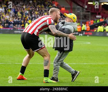 Oliver McBurnie #9 von Sheffield United feiert Torbildung mit einem jungen Fan während des Sky Bet Championship-Spiels Sheffield United gegen Norwich City in der Bramall Lane, Sheffield, Großbritannien, 22.. Oktober 2022 (Foto von Steve Flynn/News Images) Stockfoto