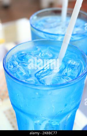 Alkoholfreie Getränke mit Eis in einem blauen Glas Stockfoto