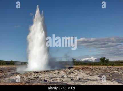 Ausbruch des Strokkur Geyser mit großer Weißwassersäule in Island. Stockfoto