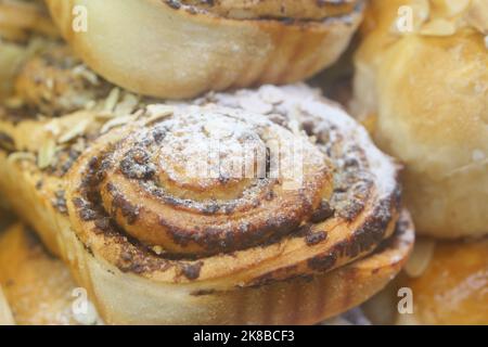 Nahaufnahme Zimt dänische Rolle auf dem Tisch Stockfoto