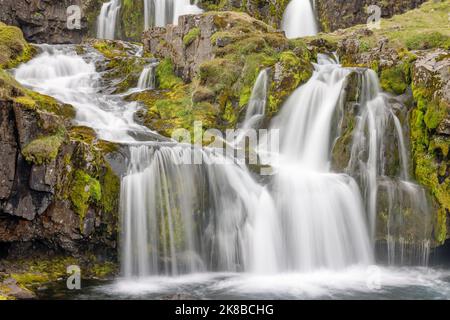 Blick auf die Wasserfälle der Kirkjufellsfoss Cascade, ein berühmter und beliebter Touristenort Islands Stockfoto