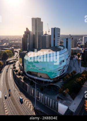 ERSTE DIREKTE ARENA, LEEDS, GROSSBRITANNIEN - 13. OKTOBER 2022. Eine Luftaufnahme der ersten Direct Arena im Arena Quarter in einer Skyline von Leeds Stockfoto