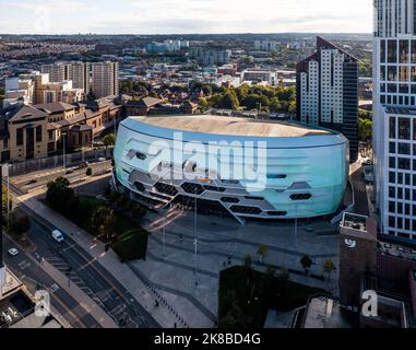 ERSTE DIREKTE ARENA, LEEDS, GROSSBRITANNIEN - 28. SEPTEMBER 2022. Eine Luftaufnahme der ersten Direct Arena in einer Skyline von Leeds Stockfoto