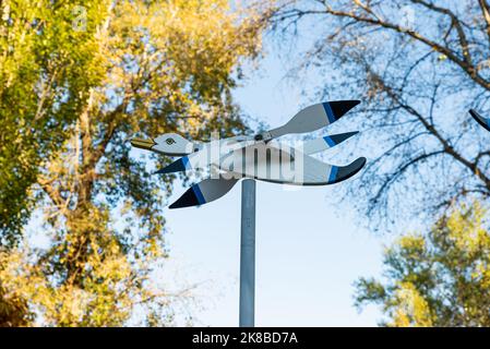 Kinderspielzeugschleuder (Schaufel) dreht sich im Wind wie ein Vogel Stockfoto