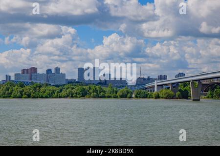 Novosibirsk, Russland-18.07.2022.Blick von einem Ausflugsboot auf die ob-Küste Stockfoto