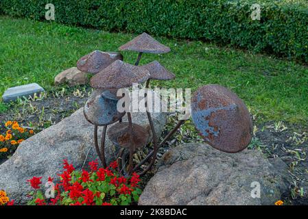 Eine Gartenskulptur eines Toadstockers, Skulptur Metallpilze verrostet alt im Park Stockfoto