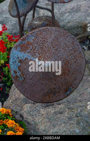 Eine Gartenskulptur eines Toadstockers, Skulptur Metallpilze verrostet alt im Park Stockfoto