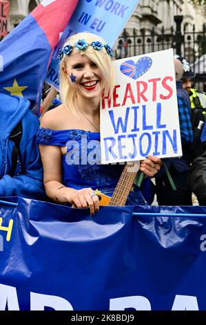 London, Großbritannien. Madeleine Kay, Politische Aktivistin, National, Tritt Dem Marsch Bei. Die erste große nationale pro-europäische Veranstaltung seit 2019, Downing Street, Central London. Kredit: michael melia/Alamy Live Nachrichten Stockfoto