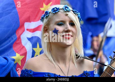 London, Großbritannien. Madeleine Kay, Politische Aktivistin, National, Tritt Dem Marsch Bei. Die erste große nationale pro-europäische Veranstaltung seit 2019, Downing Street, Central London. Kredit: michael melia/Alamy Live Nachrichten Stockfoto