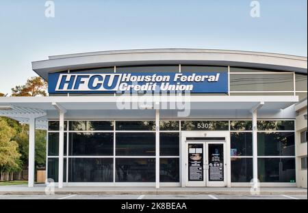 Houston, Texas USA 10-21-2022: Houston Federal Credit Union Exterieur in einem Vorort. Lokales Finanzinstitut in Texas, das 2003 gegründet wurde. Stockfoto