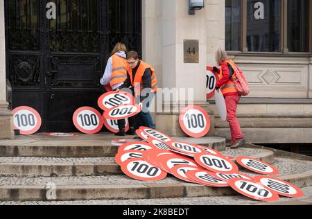 Berlin, Deutschland. 22. Oktober 2022. Mitglieder der Umweltschutzgruppe "Letzte Generation" haben vor dem Bundesministerium für Verkehr mehr als 500 Tempo100 Schilder angebracht. Mit der Aktio wollen die Aktivisten erreichen, dass sofort ein Tempolimit auf deutschen Autobahnen festgelegt wird, um die CO2 Last deutlich zu reduzieren. Quelle: Paul Zinken/dpa/Alamy Live News Stockfoto