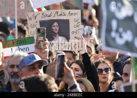 Berlin, Deutschland. 22. Oktober 2022. Tausende Menschen demonstrieren solidarisch mit den Demonstranten im Iran am Großen Stern. Ausgelöst wurden die Massenproteste im Iran durch den Tod der 22-jährigen iranischen Kurdin Mahsa Amini Mitte September. Quelle: Jörg Carstensen/dpa/Alamy Live News Stockfoto