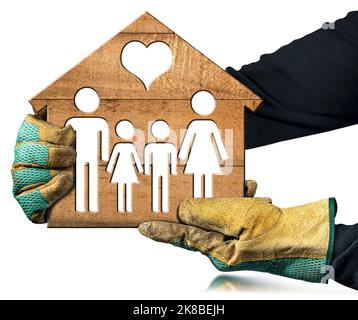 Arbeiter mit schützenden Arbeitshandschuhen, die ein Holzhaus mit dem Symbol einer Familie und eines Herzens halten. Isoliert auf weißem Hintergrund. Stockfoto