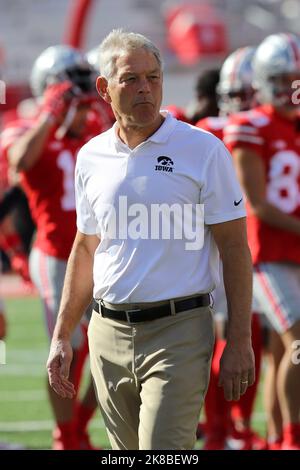 Columbus, Usa. 22. Oktober 2022. Iowa Hawkeyes-Cheftrainer Kirk Ferentz geht vor dem Hawkeyes-Spiel gegen die Ohio State Buckeyes in Columbus, Ohio, am Samstag, den 22. Oktober 2022, das Feld. Foto von Aaron Josefczyk/UPI Credit: UPI/Alamy Live News Stockfoto