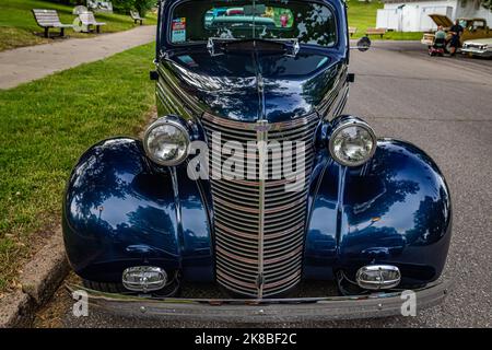 Des Moines, IA - 01. Juli 2022: Hochperspektivische Vorderansicht eines Chevrolet Master Deluxe Business Coupés aus dem Jahr 1938 auf einer lokalen Automobilmesse. Stockfoto