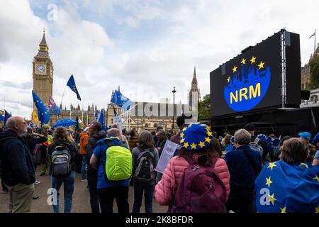 London, Großbritannien. 22. Oktober 2022. EU-Anhänger beim ersten Nationalmarsch von der Park Lane zum Parliament Square. Die Teilnehmer fordern, dass Großbritannien der Europäischen Union erneut beitreten und behaupten, dass der Brexit negative Auswirkungen auf die Wirtschaft habe und zur anhaltenden Lebenshaltungskrise beigetragen habe. Kredit: Stephen Chung / Alamy Live Nachrichten Stockfoto