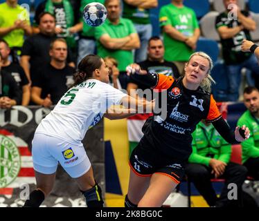 Chomutov, Tschechische Republik. 22. Oktober 2022. L-R Julia Harsfalvi aus Budapest und Veronika Andryskova von Most im Einsatz beim EHF Champions League Women 6.-Rundspiel DHK Banik Most gegen Ferencvaros Budapest in Most, Tschechische Republik, 22. September 2022. Quelle: Ondrej Hajek/CTK Photo/Alamy Live News Stockfoto