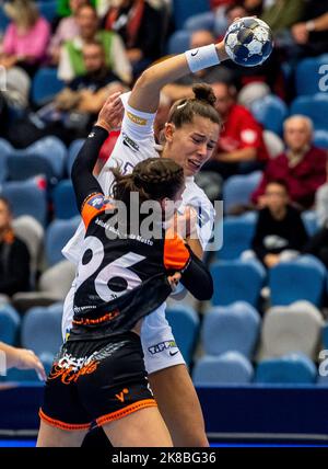 Chomutov, Tschechische Republik. 22. Oktober 2022. L-R Veronika Mikulaskova von Most und Emily Bolk aus Budapest im Einsatz beim EHF Champions League Women 6.-Rundspiel DHK Banik Most gegen Ferencvaros Budapest in Most, Tschechische Republik, 22. September 2022. Quelle: Ondrej Hajek/CTK Photo/Alamy Live News Stockfoto