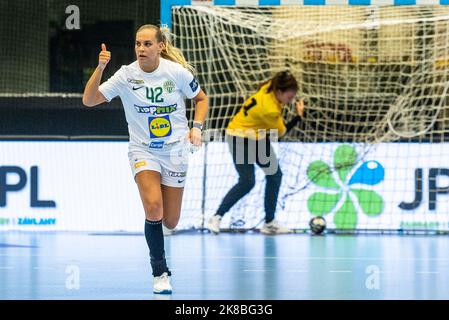 Chomutov, Tschechische Republik. 22. Oktober 2022. Katrin Gitta Klujberof Budapest zeigt, wie sie beim EHF Champions League Women 6.-Rundspiel DHK Banik Most gegen Ferencvaros Budapest in Most, Tschechische Republik, am 22. September 2022 traf. Quelle: Ondrej Hajek/CTK Photo/Alamy Live News Stockfoto