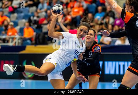 Chomutov, Tschechische Republik. 22. Oktober 2022. L-R Zita Szucsanszki aus Budapest und Veronika Mikulaskova von den meisten im Einsatz während des EHF Champions League Women 6.-Round-Matches DHK Banik Most gegen Ferencvaros Budapest in Most, Tschechische Republik, 22. September 2022. Quelle: Ondrej Hajek/CTK Photo/Alamy Live News Stockfoto