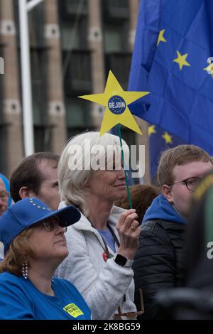 Westminster, London, Großbritannien. 22. Oktober 2022. Pro-EU-Demonstranten nehmen am Wiederzusammenmarsch nach Westminster Teil, um das Vereinigte Königreich wieder in die Europäische Union zu fordern. Diese Veranstaltung findet im Schatten des Rücktritts der britischen Premierministerin Liz Truss und der aktuellen Auswahl eines neuen Premierministers durch die Konservativen statt. Kredit: Newspics UK London/Alamy Live Nachrichten Stockfoto