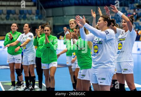 Chomutov, Tschechische Republik. 22. Oktober 2022. Budapester Spieler feiern nach dem Gewinn des EHF Champions League Women 6.-Rundenmatches DHK Banik Most gegen Ferencvaros Budapest in Most, Tschechische Republik, 22. September 2022. Quelle: Ondrej Hajek/CTK Photo/Alamy Live News Stockfoto